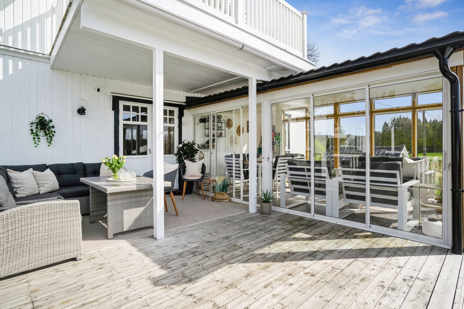 Terrassen er stor og flott med nyere hagestue fra 2022 og et møbleringsvennlig areal i flere soner.