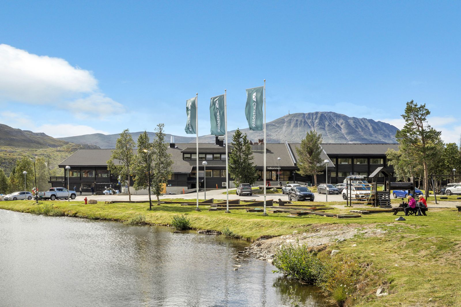 Gaustablikk Fjellresort har bl a minigolf, padel, pump track, sykkel- og vannsportutleie om sommeren