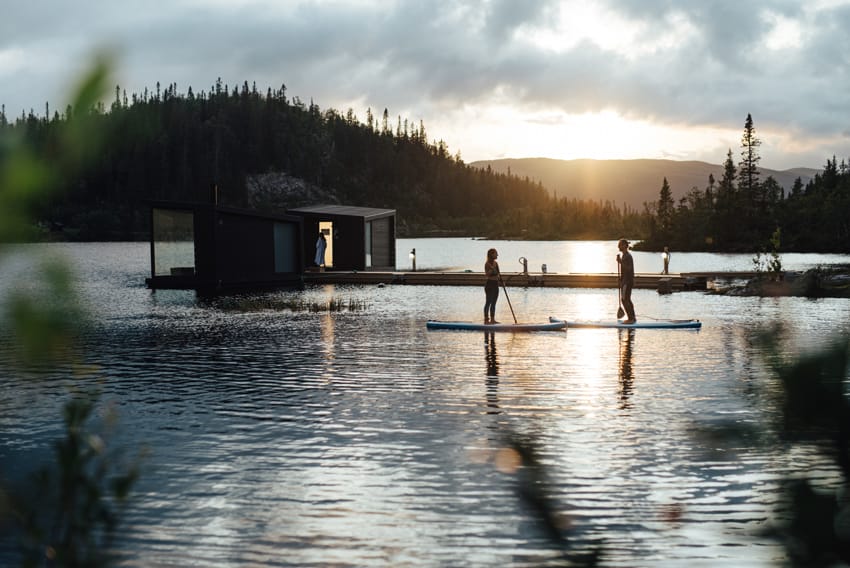 Langrenn og tur - ta en SUP- eller kanotur på Kvitåvatn. De flytende badstuene i bakgrunnen