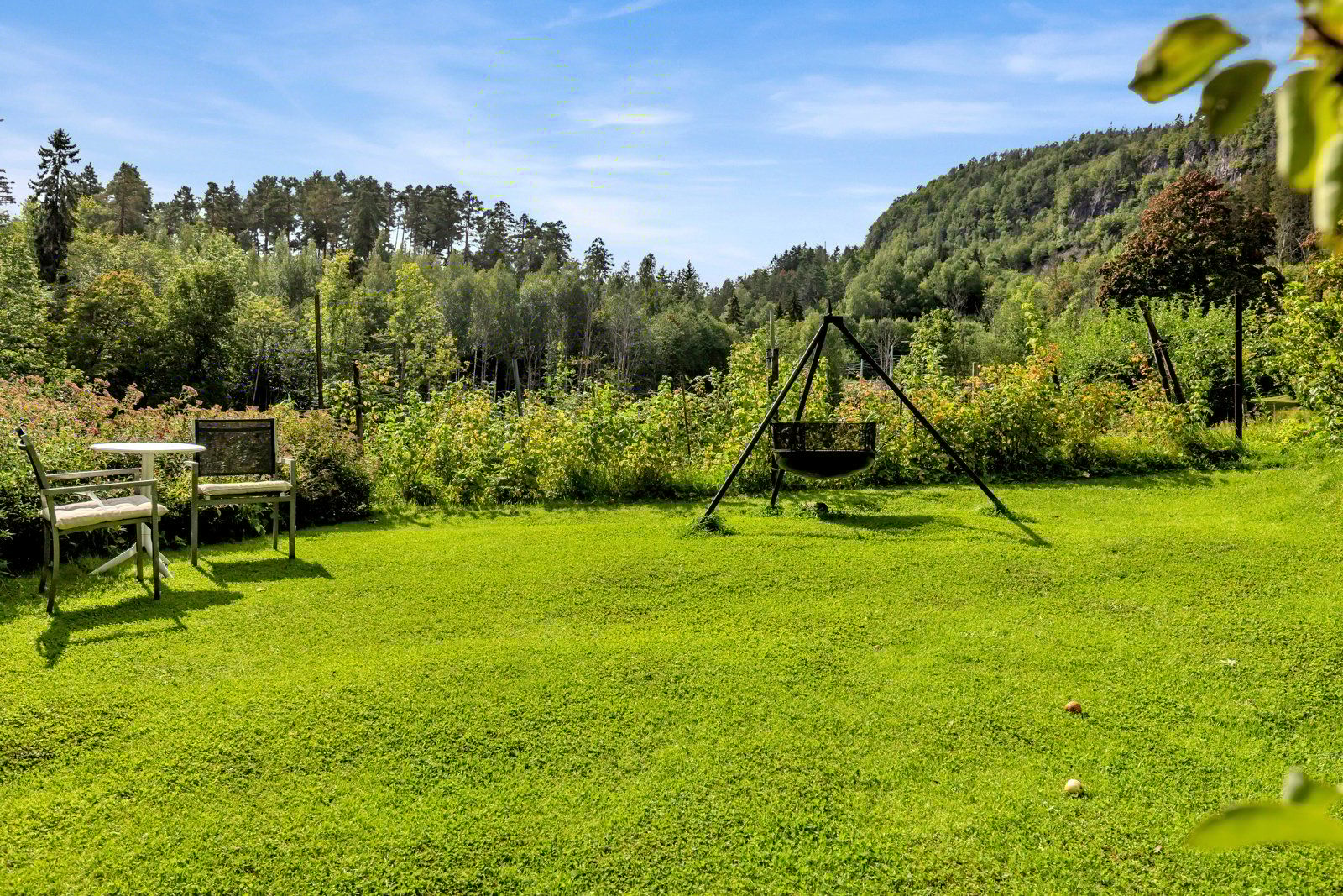 Flere fine sitteplasser ute rundt omkring på tomten