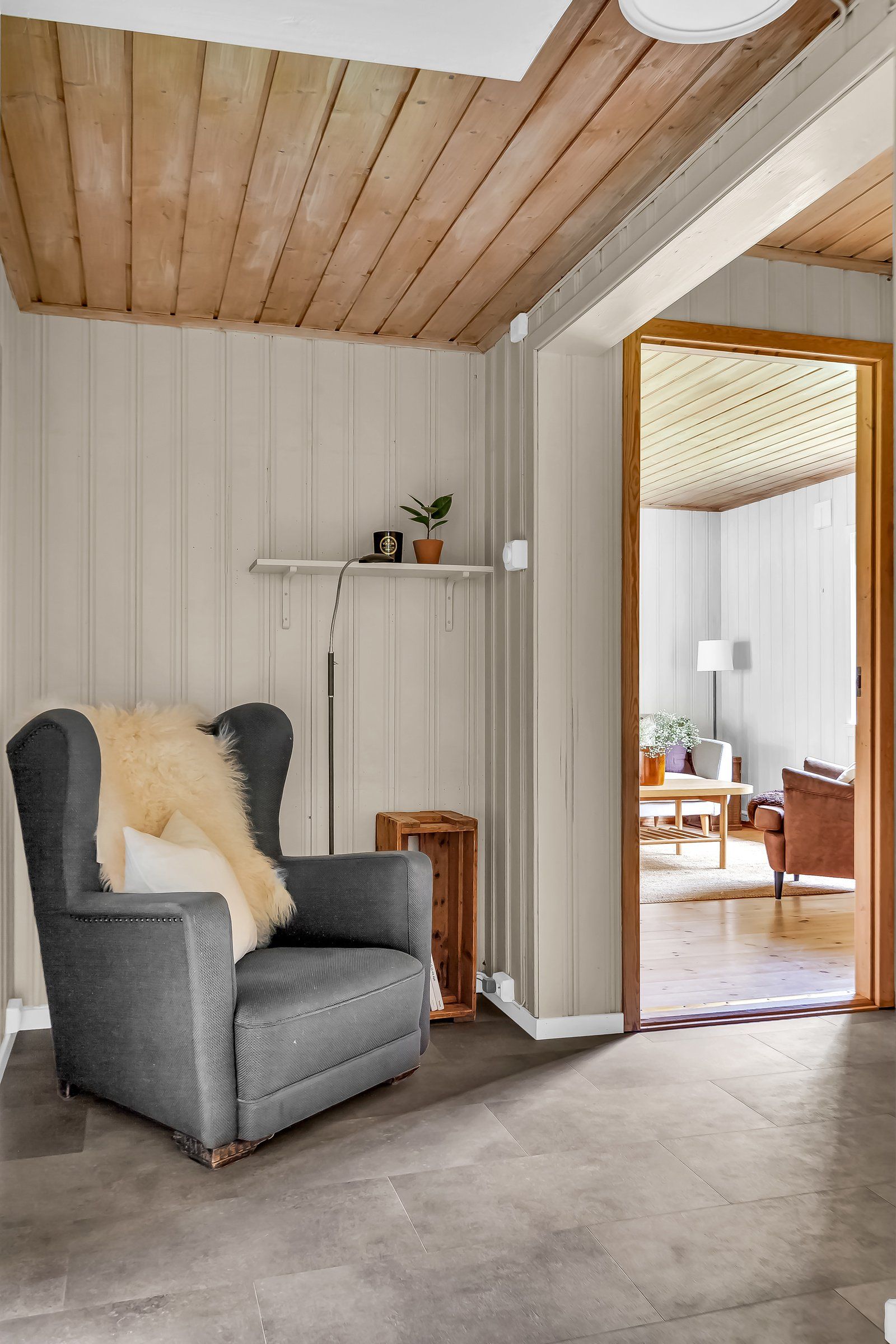 Fra stuen kan man komme videre til en mellomgang med lagring samt boligens bad og toalettrom