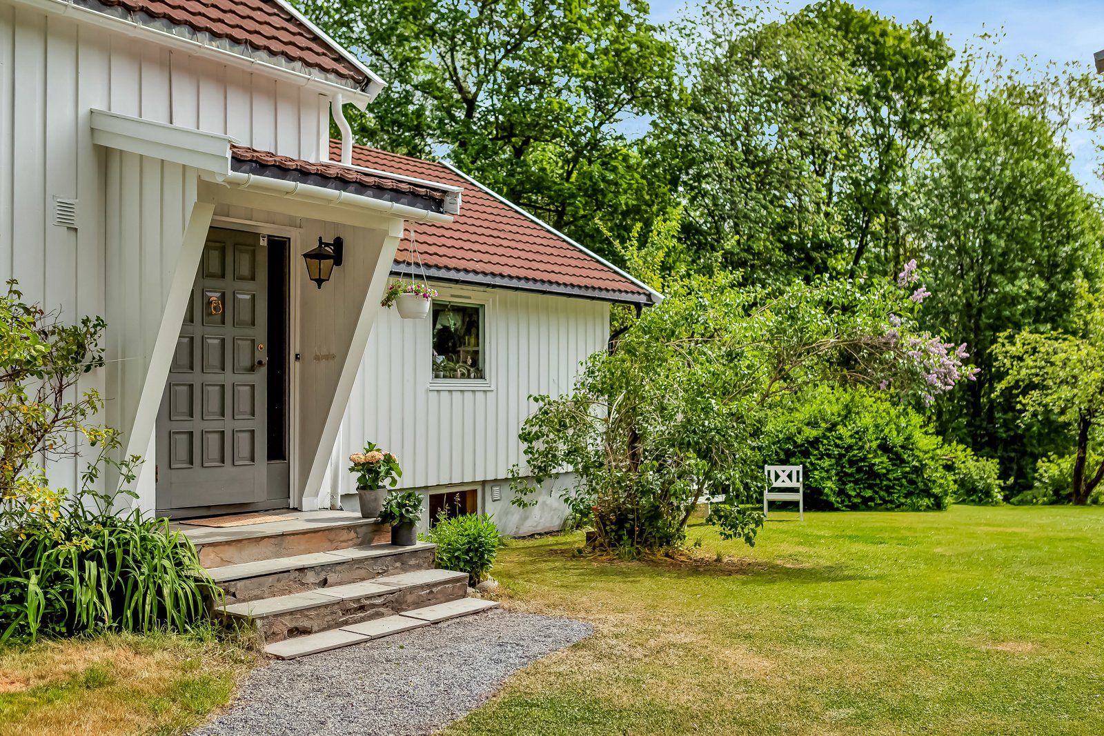 Både hovveddel og utleiedel har overbygde, koselige inngangspartier på hver sin side av huset