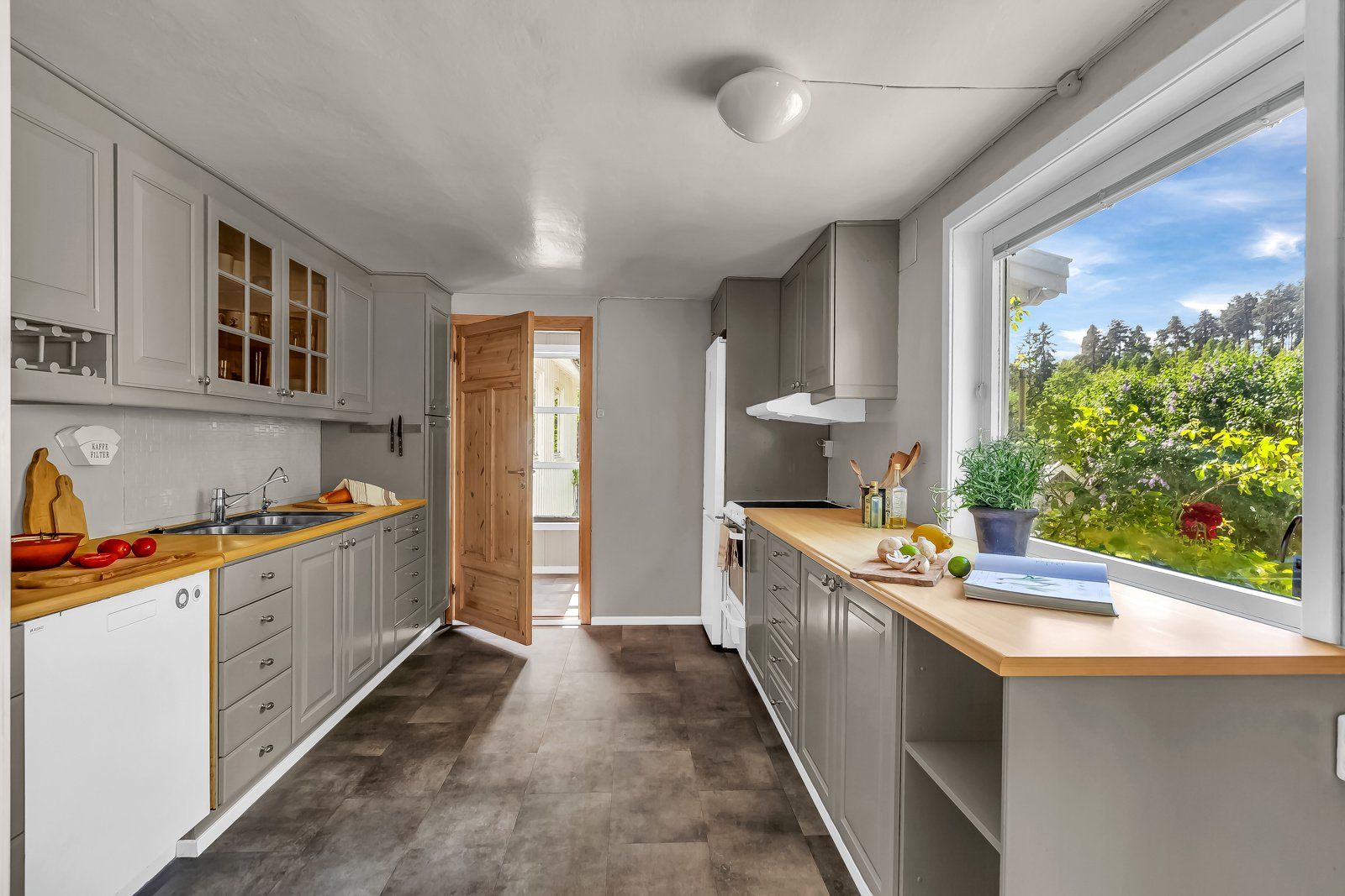 Kjøkkenet har et herskapelig design med langstrakte benkeflater 