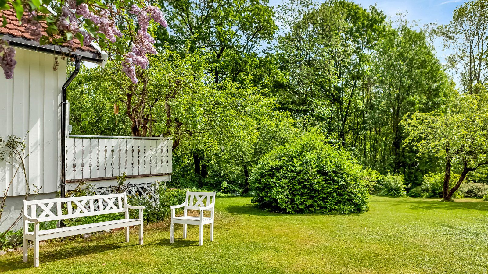 Utleiedelen har sin egen store og solrike terrasse samt hagedel på baksiden av huset