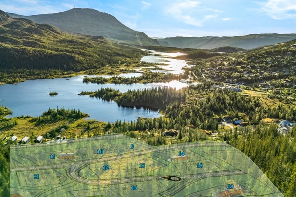 Dronebilde august 2025 av den nye hyttegrenda Fagerli med tomtene omtrentlig skissert inn