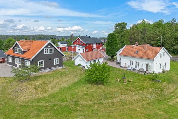 Et pent våningshus malt i hvitt utgjør hjertet på tunet. Leilighetsbygg fra 2015 med 4 godkjente leiligheter klare for utleie