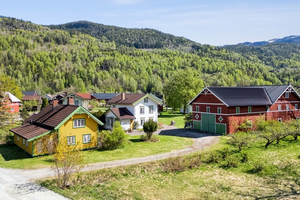 Velkommen til dette flotte gårdsbruket i landsbyen i Flatdal i Seljord kommune