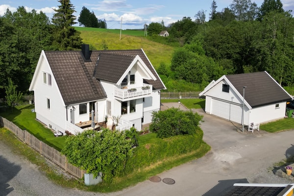 Velkommen til denne svært velholdte og innholdsrike eneboligen i Lysverkbakken 8