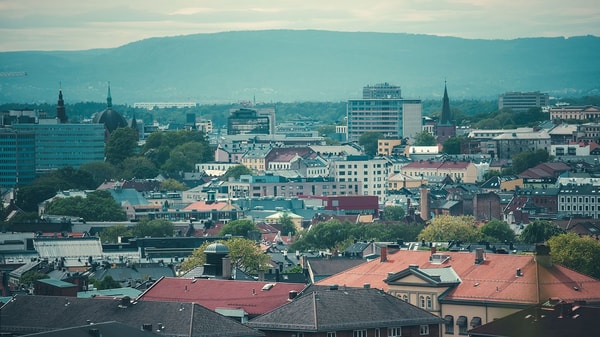 Bildet viser bymiljø med bygg på tjuvholmen i Oslo
