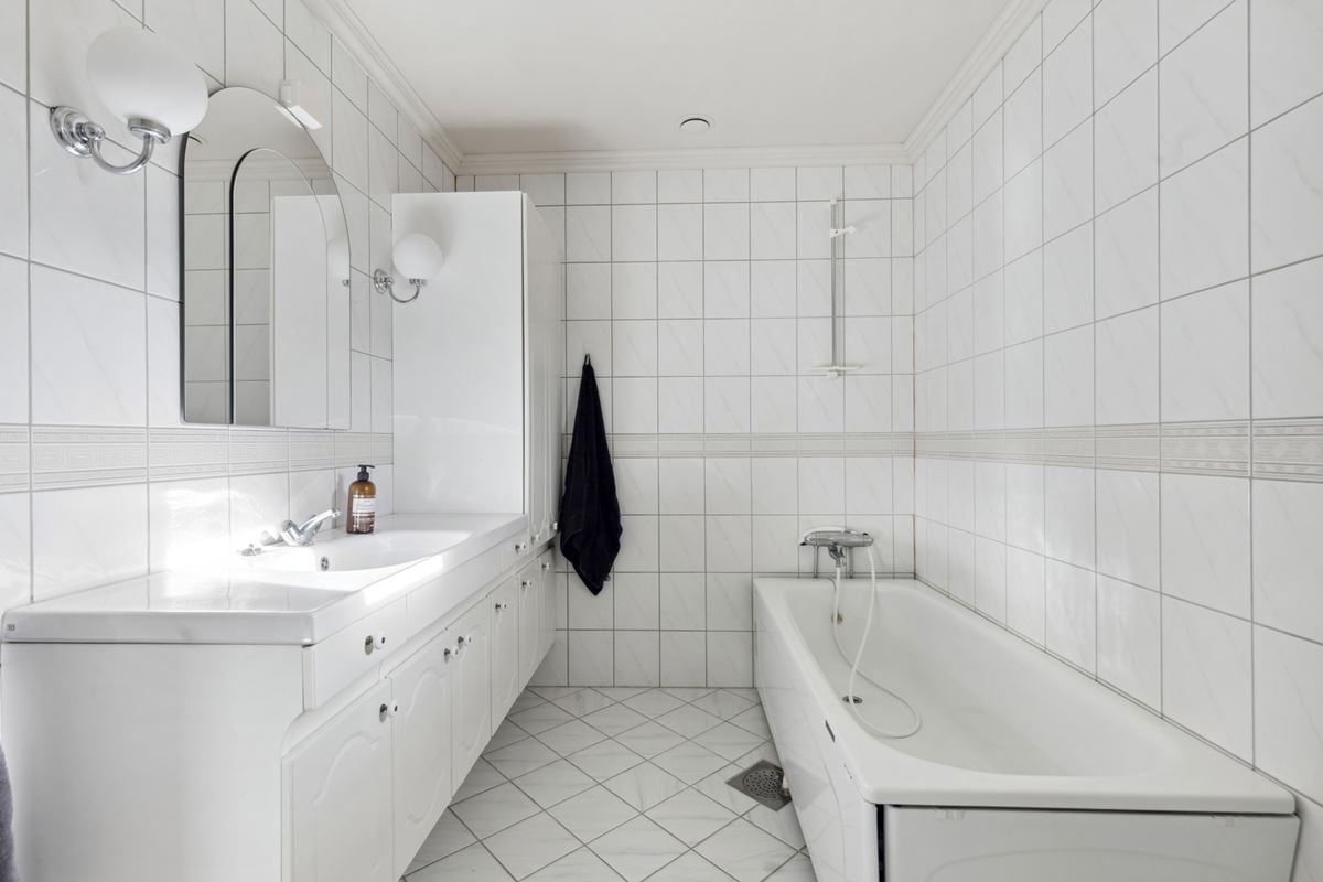 Badet i første etasje har toalett, badekar og baderomsinnredning med god skapplass.