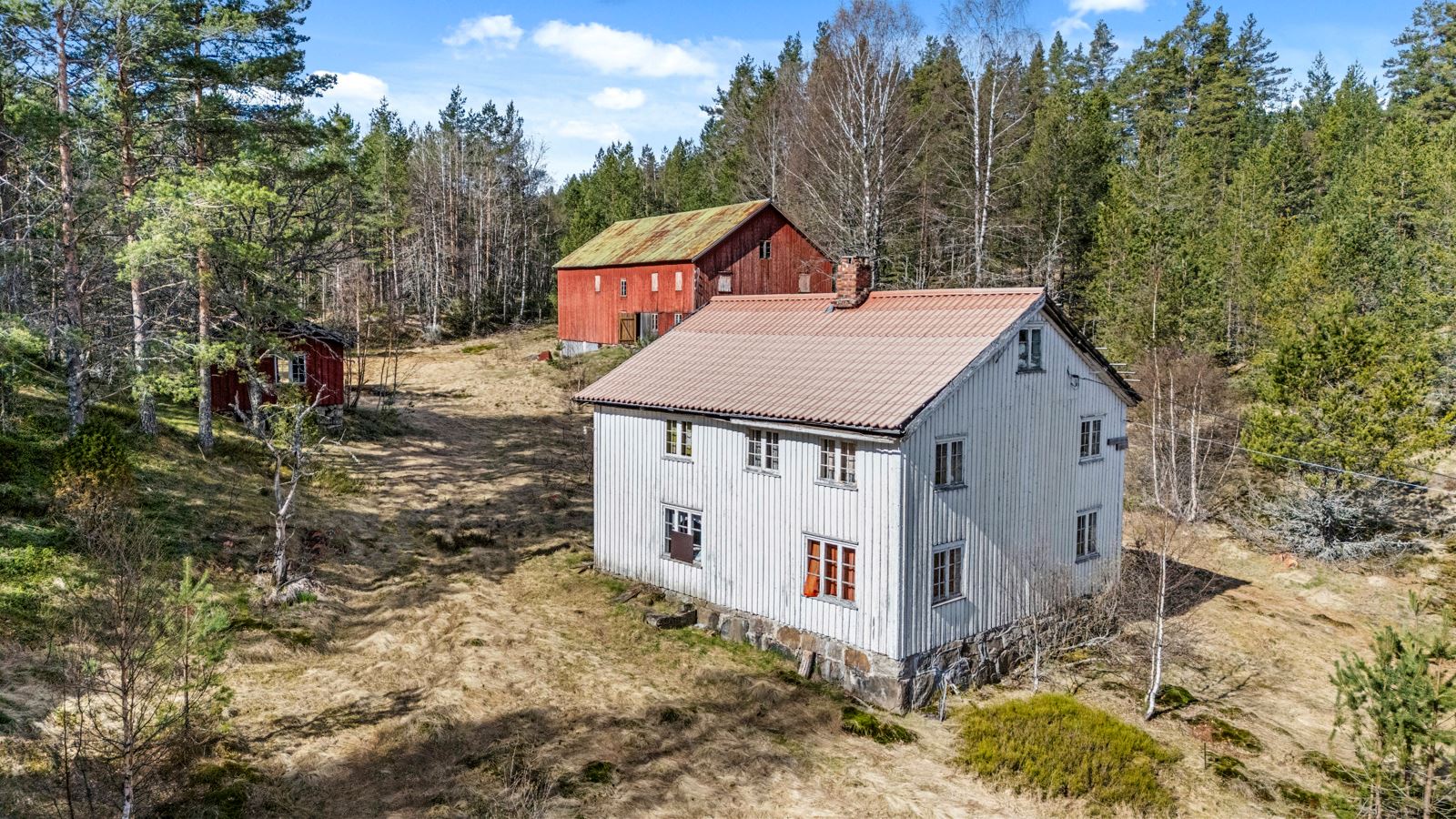Nærbilde av tunet. Våningshus har en svært dårlig standard og ansees som totalrehabilitering eller rivinigsobjekt. 