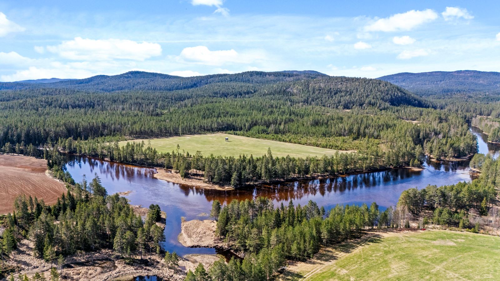 Fra Dølemosentrum. Her ser man Kjørmofjellet. Dyrka mark og deler av skogen tilhører naboeiendommen. 