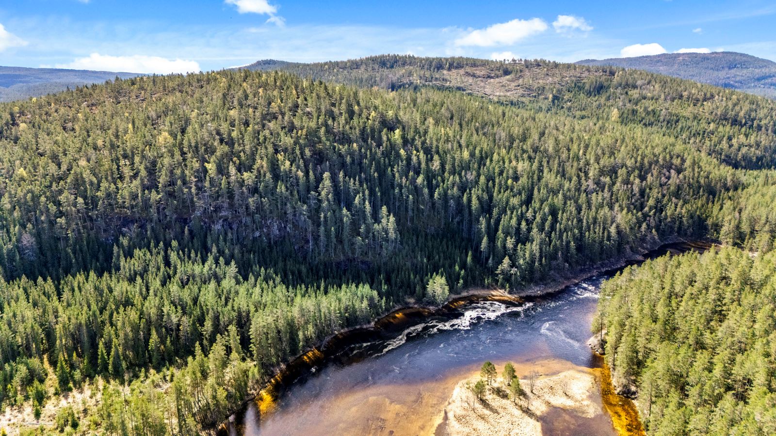 Fint elvestrøk som går langs ved eiendommen