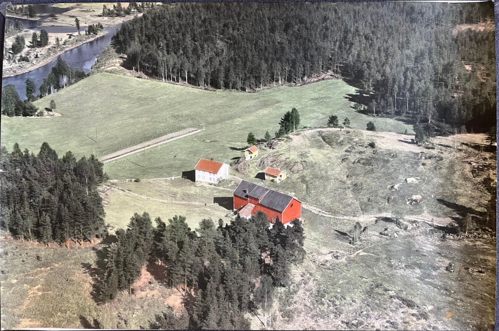 Eldre bilde av tunet da beiteområdet ikke var gjengrodd. Svært idyllisk beliggende! 