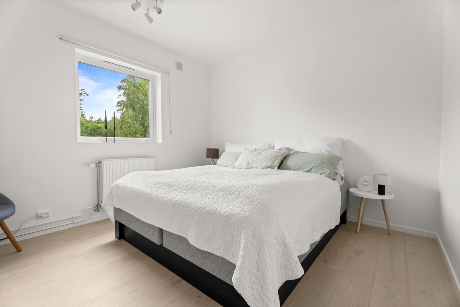 Hovedsoverommet er av god størrelse med plass til stor dobbeltseng og garderobe