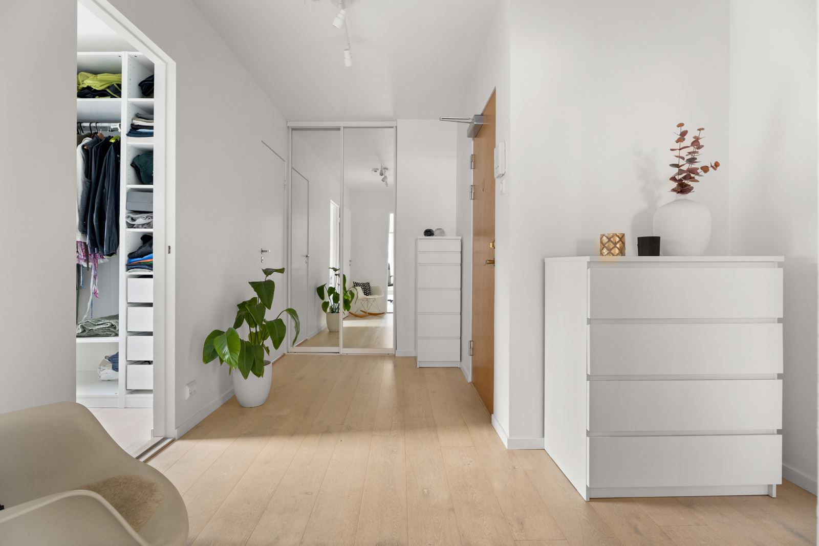 Innbydende entré med god plass til å henge fra seg yttertøy og sko i skyvedørsgarderobe