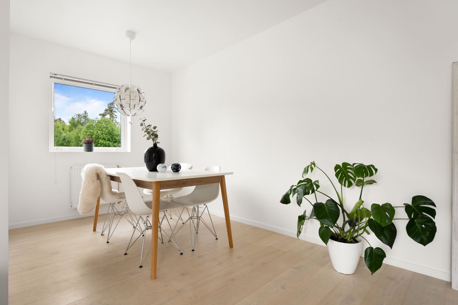 God plass til et stort spisebord hvor venner og familie kan samles