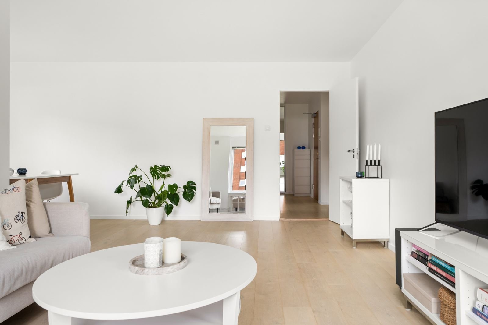 Leiligheten fremstår som lys og moderne med tidsriktige overflater