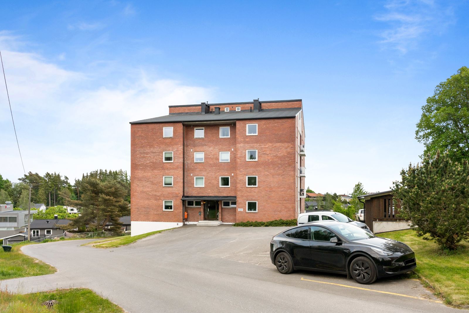 Det er biloppstillingsplass rett utenfor leiligheten og mulighet for å el-billading og garasje
