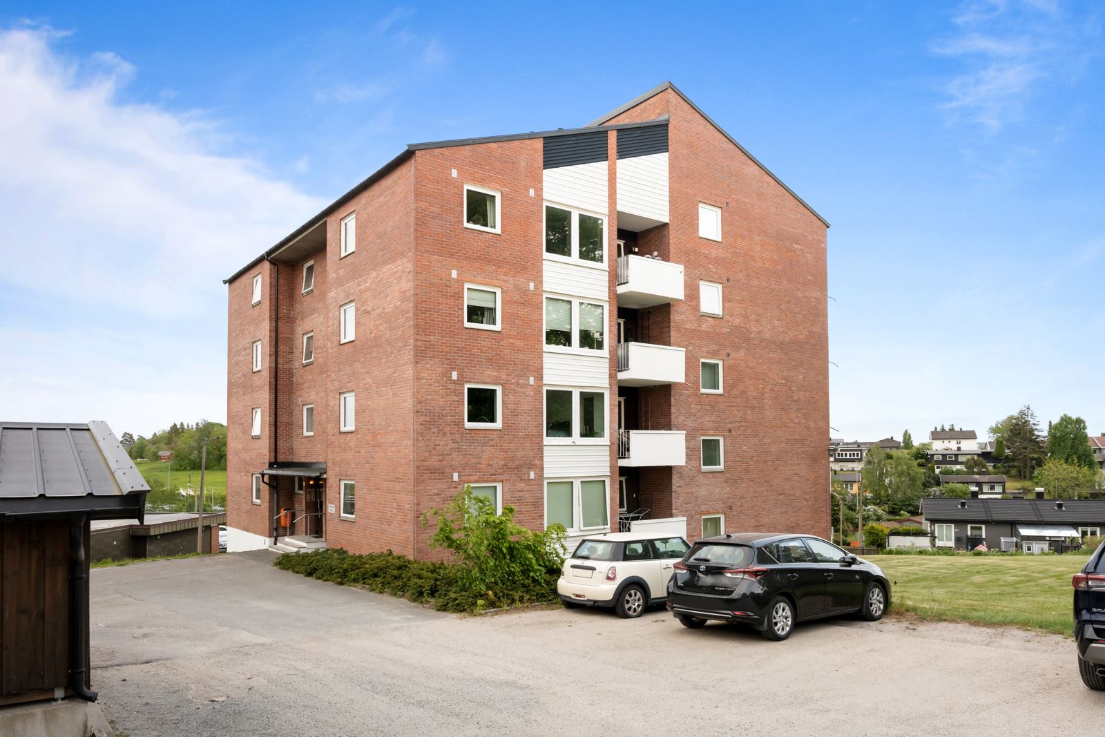 Leiligheten er sentral og nær både by og natur med marka som nærmeste nabo