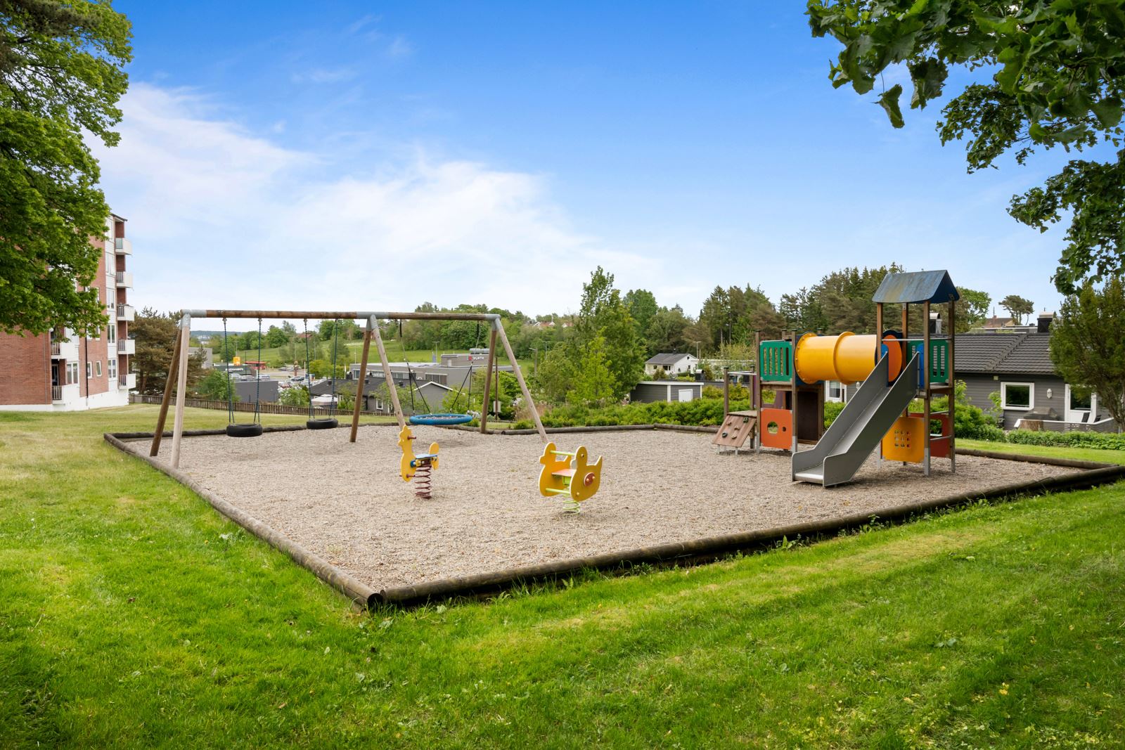 Her er det også en hyggelig lekeplass for de minste 