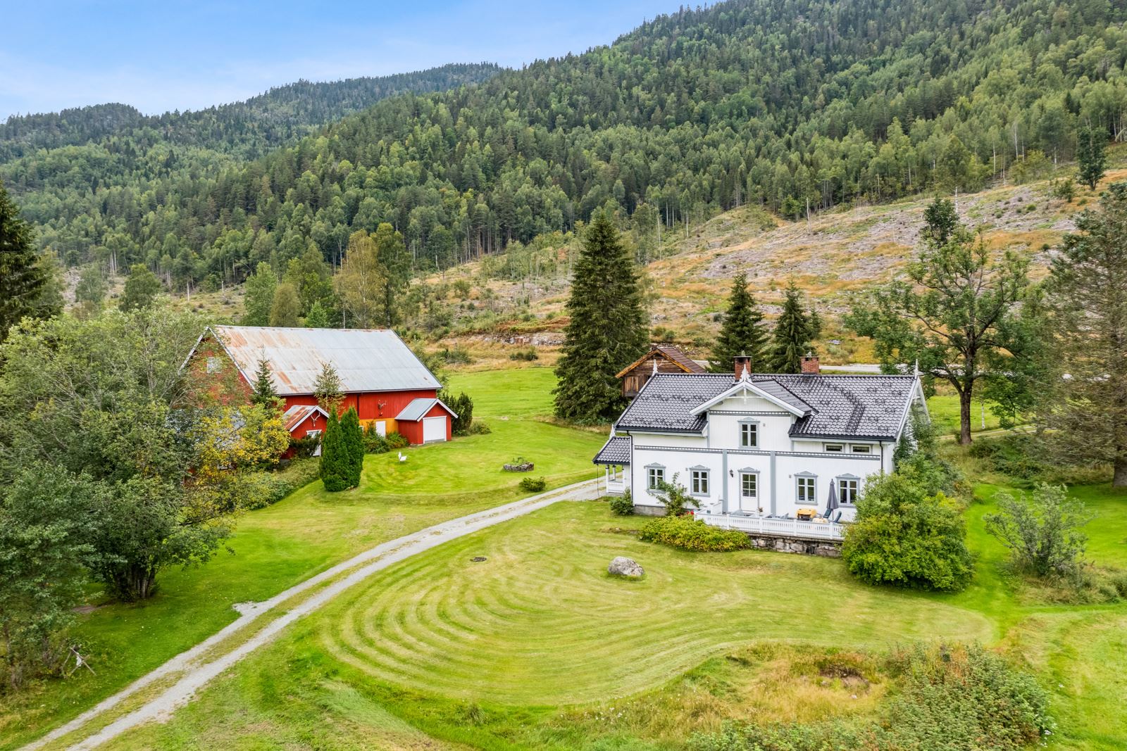Eiendommen er på totalt 2.186 daa hvorav 50,9 daa er fulldyrka jord, 4,7 daa innmarksbeite, 1584,4 daa produktiv skog og 531,4 daa utmarkt m.m