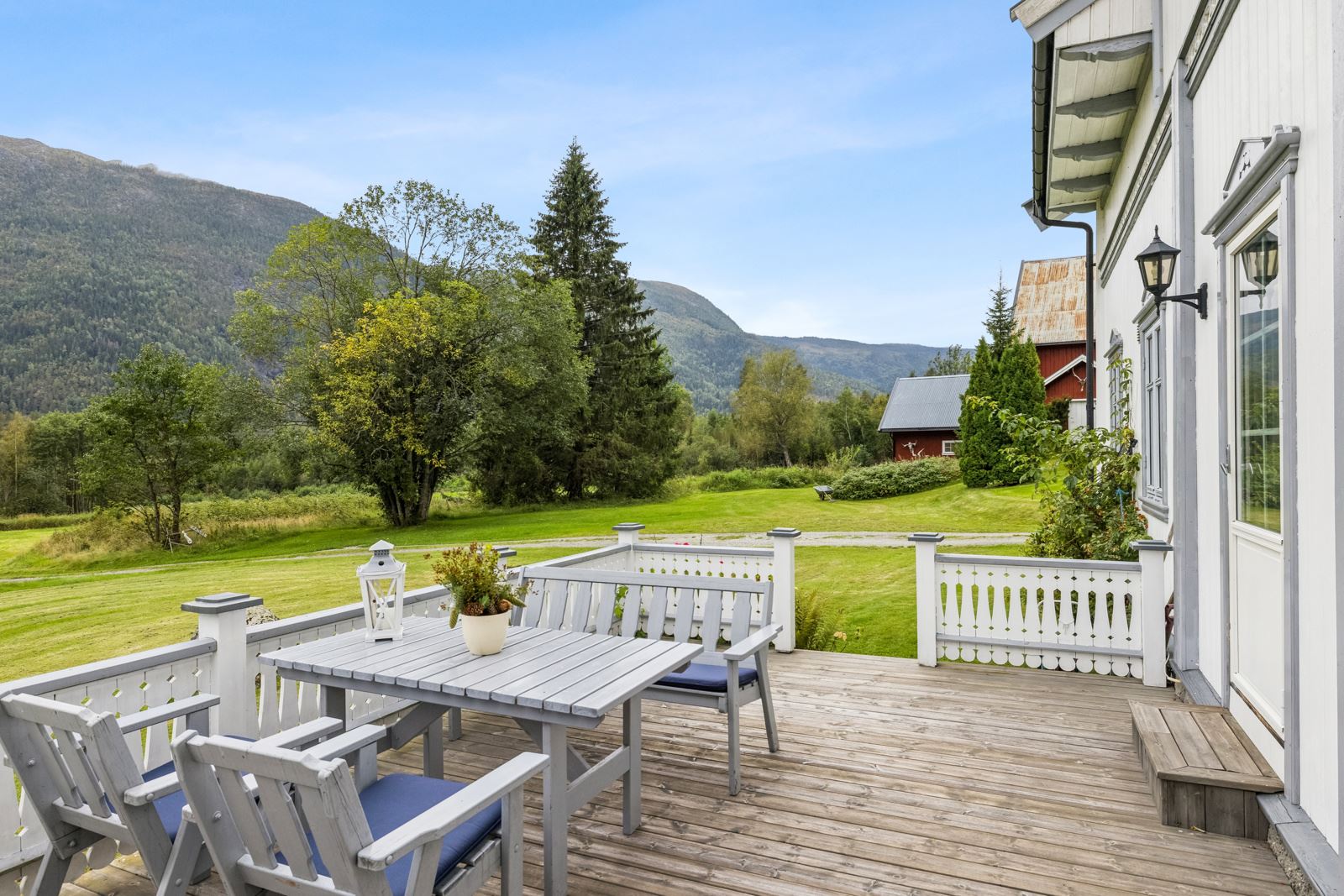 Romslig terrasse mot sydvest