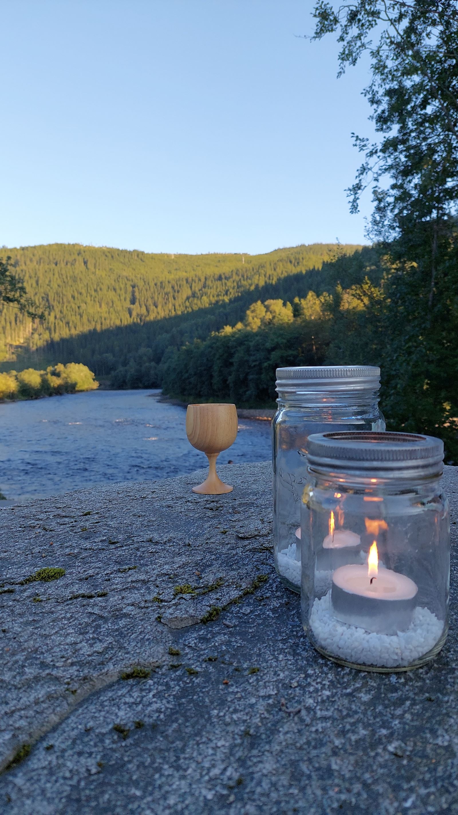 To av parsellene grenser til lakseelva Stjørdalselva med fiskerett i valdene "Iverhølen/Hegseth og Svarthølen".