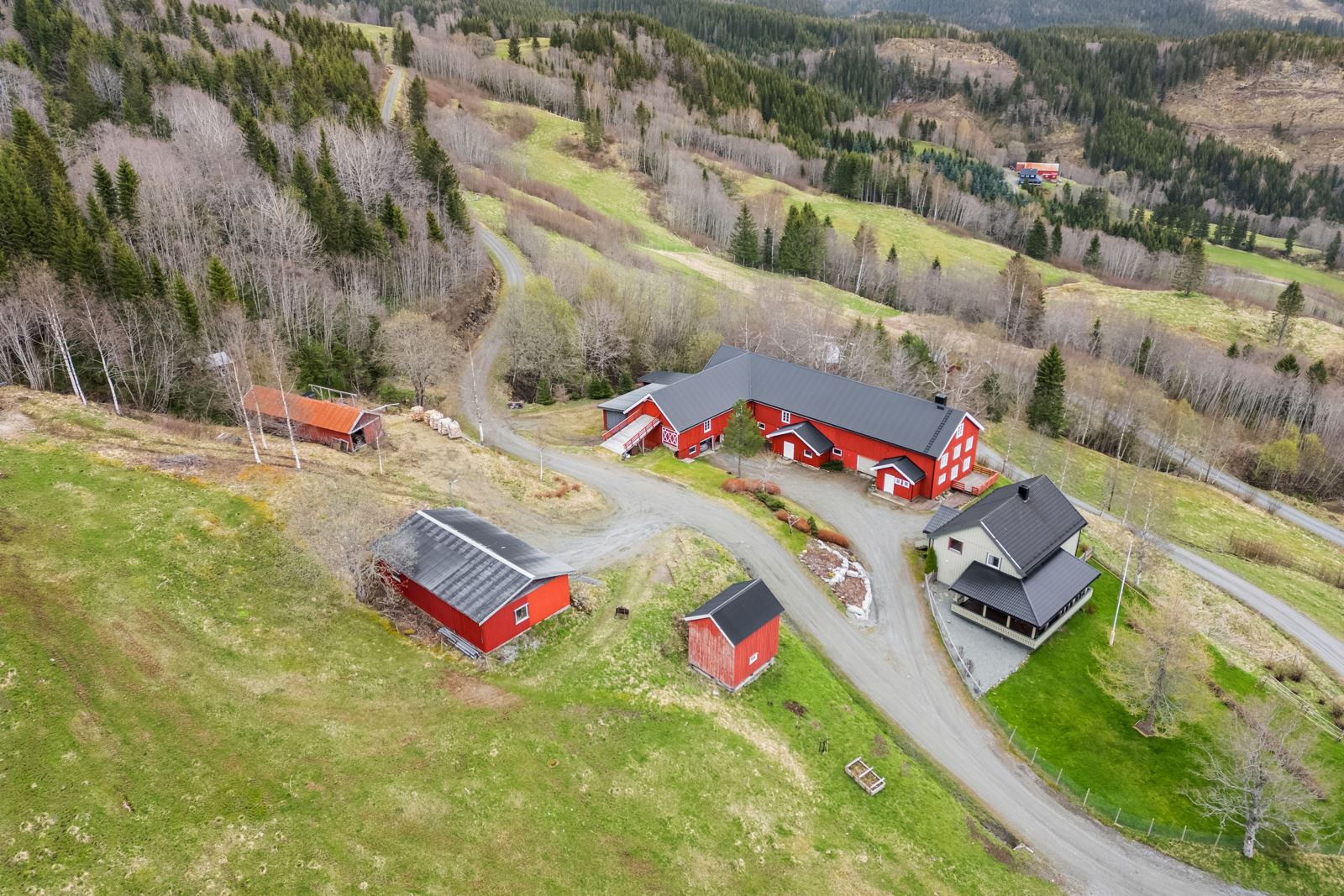 Eiendommen er på 1.943,8 dekar hvorav 67,7 dekar er dyrket og 1.105,2 dekar er produktiv skog