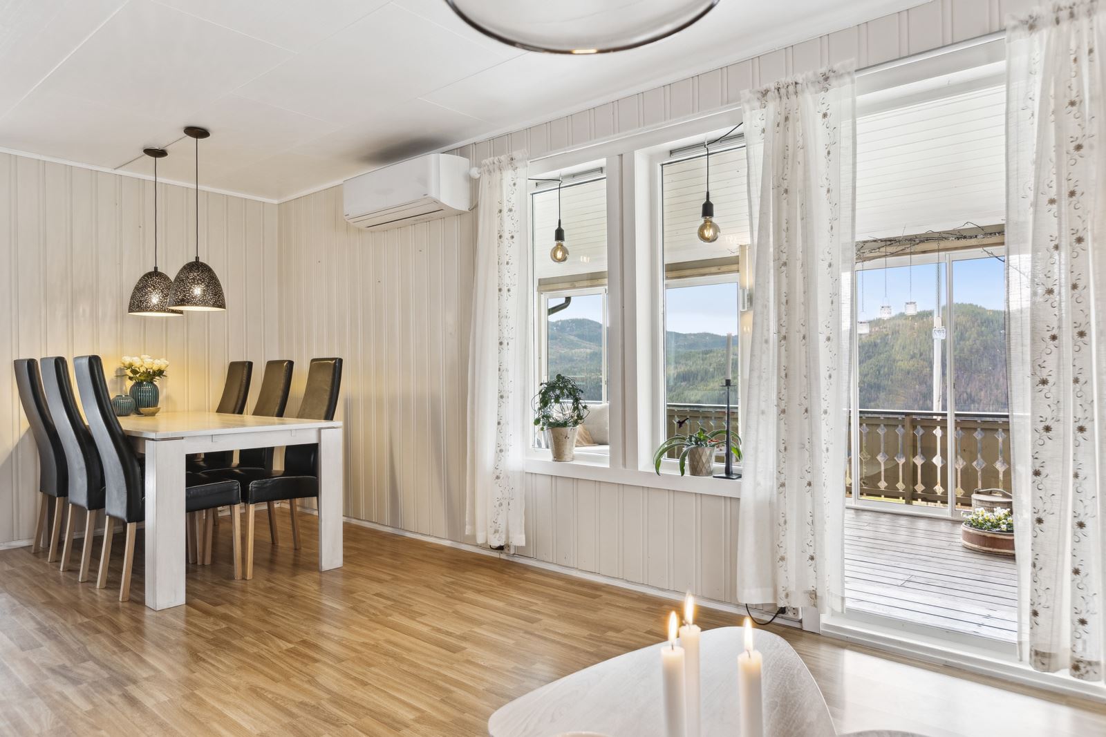 Stue med utgang til takoverbygd terrasse