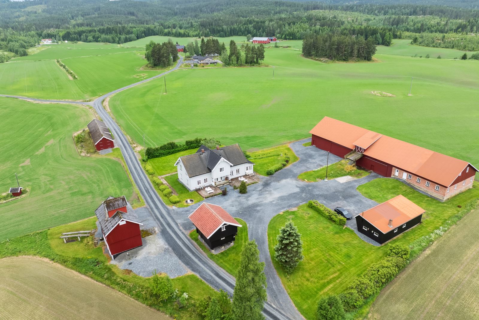 Tunet på Lomsnes Søndre ligger åpent og er oversiktelig og med god plass