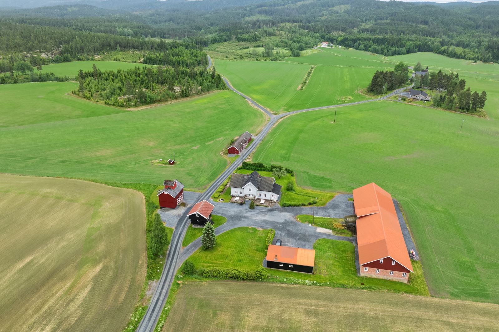 Bygningene på gården er godt vedlikeholdt, flere bygg har blant annet relativt nye tak