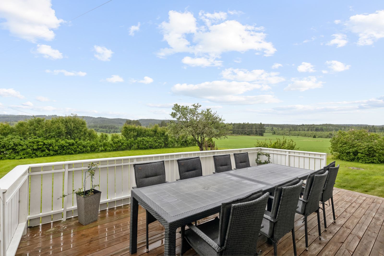 Terrasse på baksiden av huset og som vender mot syd.
