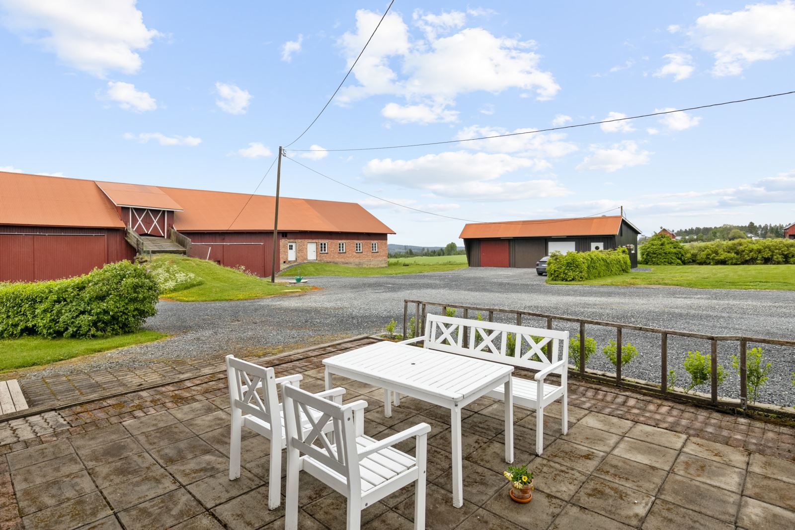 Terrasseplatting ved inngangssiden og som vender ut mot tunet