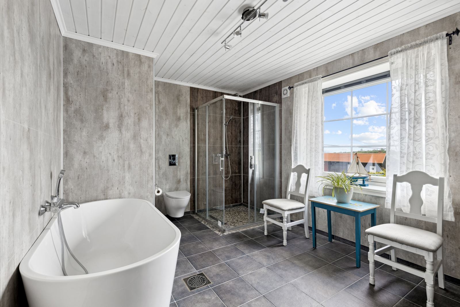 Badet i 2. etasje er av den romslige typen, og har bl.a. badekar og dusj, og en romslig baderomsinnredning. Vindu ut mot tunet