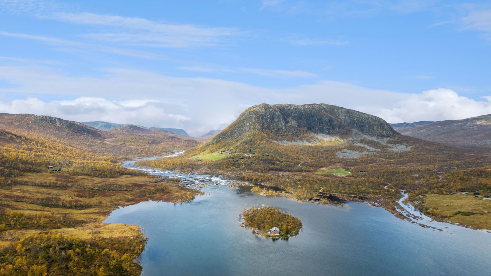 Eiendommen ligger ved foten av Hardangervidda og er på ca. 62.000 dekar