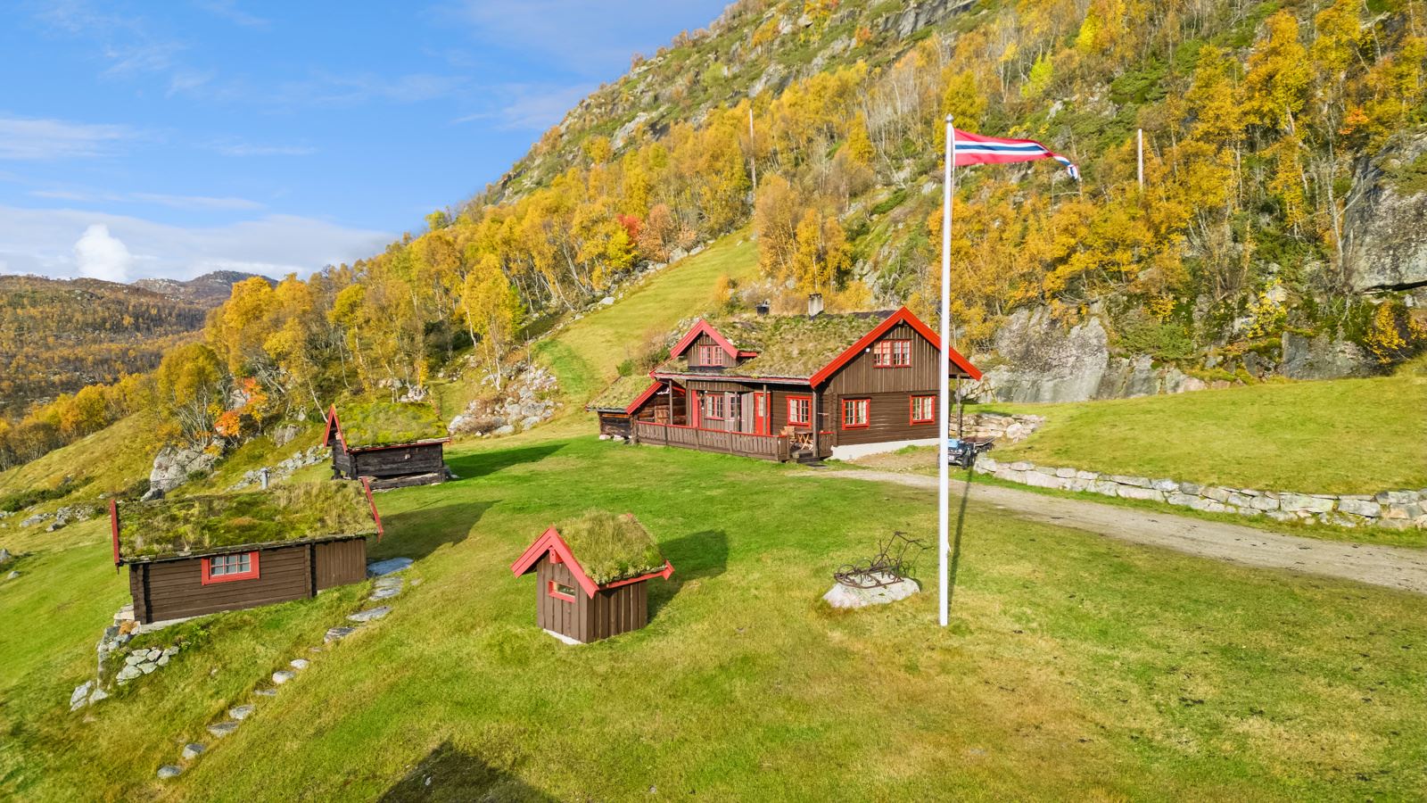 Tunet ligger på nedsiden av fjellet Argehovd og har flere velholdte bygninger