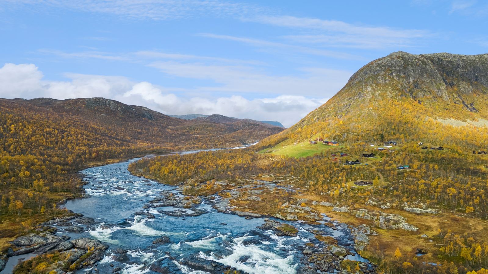 Eiendommen byr blant annet på fantastisk fiske i Kvenna, samt reinsjakt på Hardangervidda