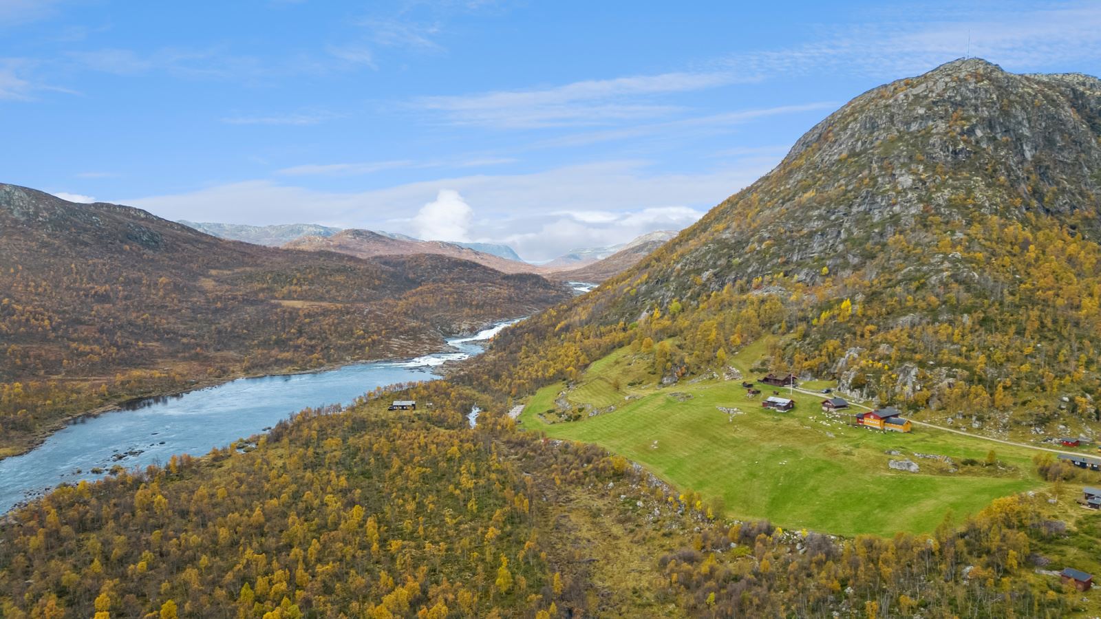 Tunet ligger usjenert til ca. 1,2 kilometer fra Mogen turisthytte