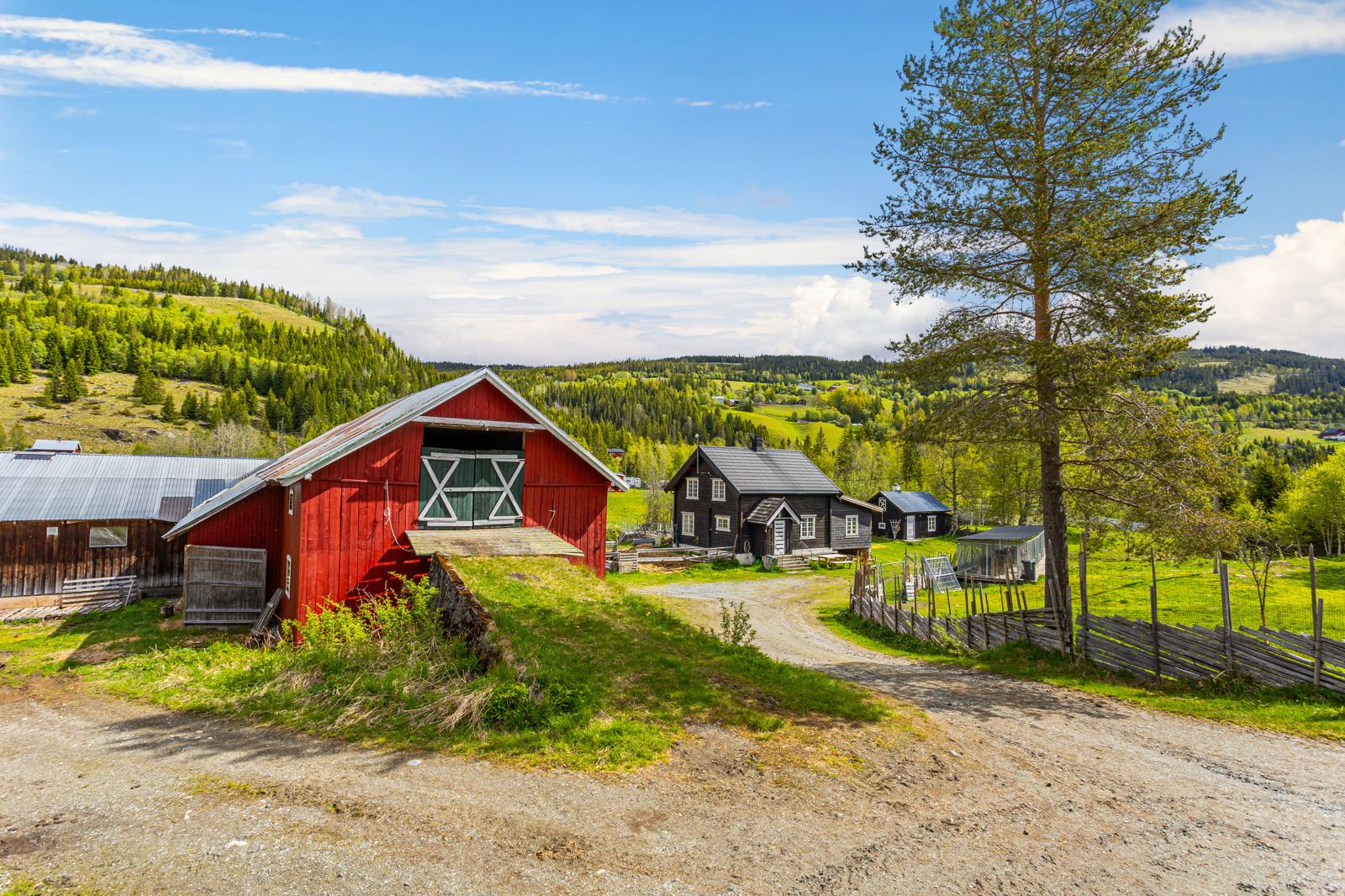 låve med fjøs