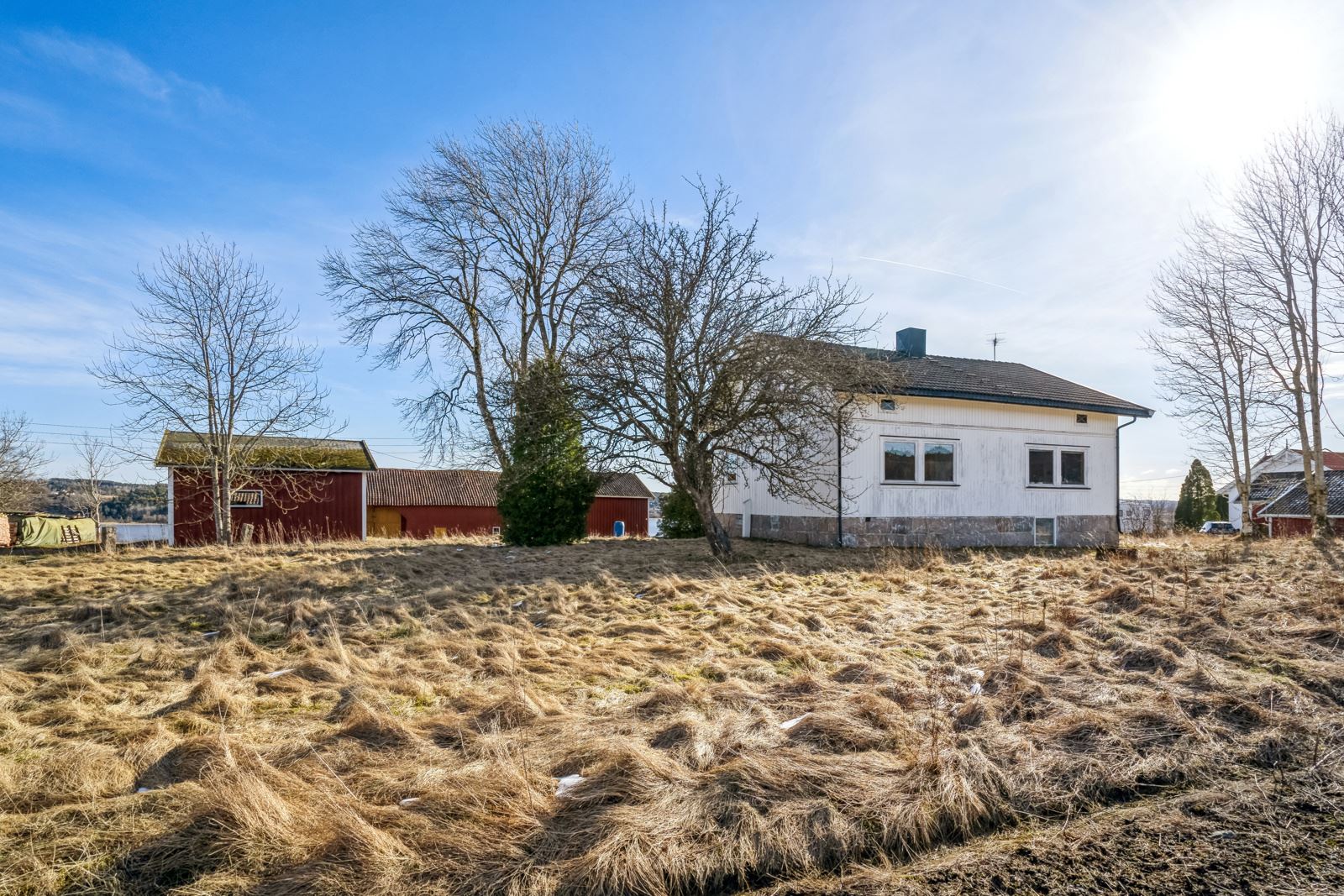 Våningshuset med låven i bakgrunn