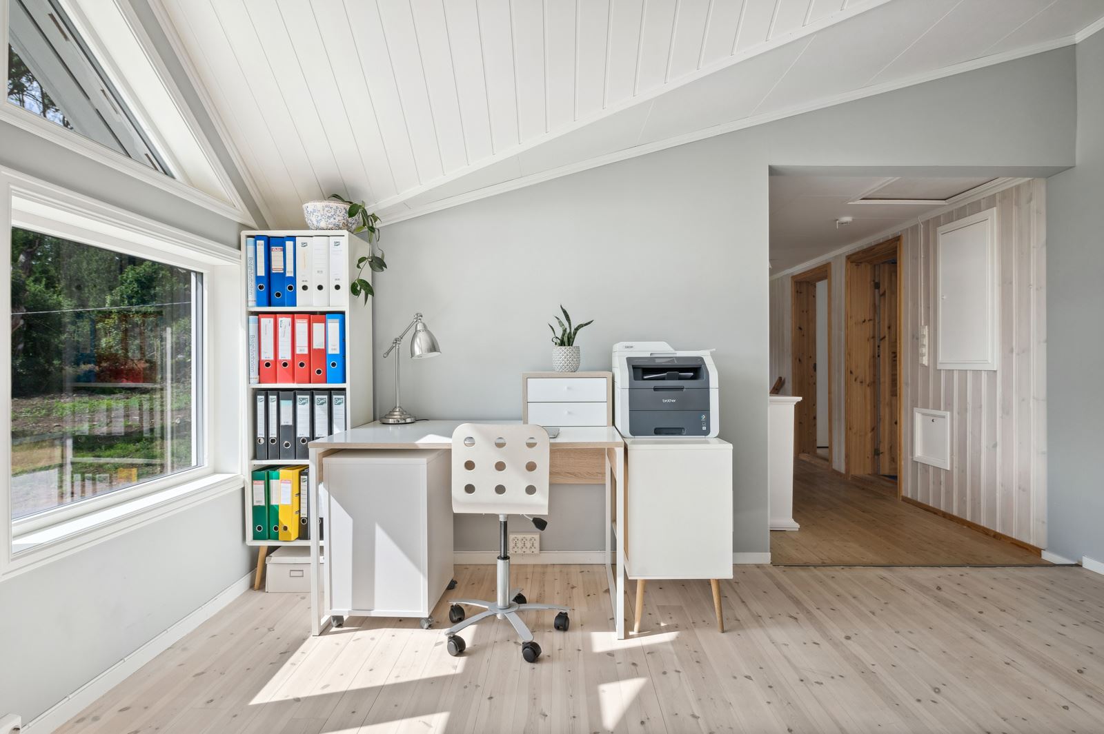 Loftstuen har plass til kontorkrok og sofagruppe, og er perfekt hvis man ønsker å trekke seg tilbake for litt egentid.