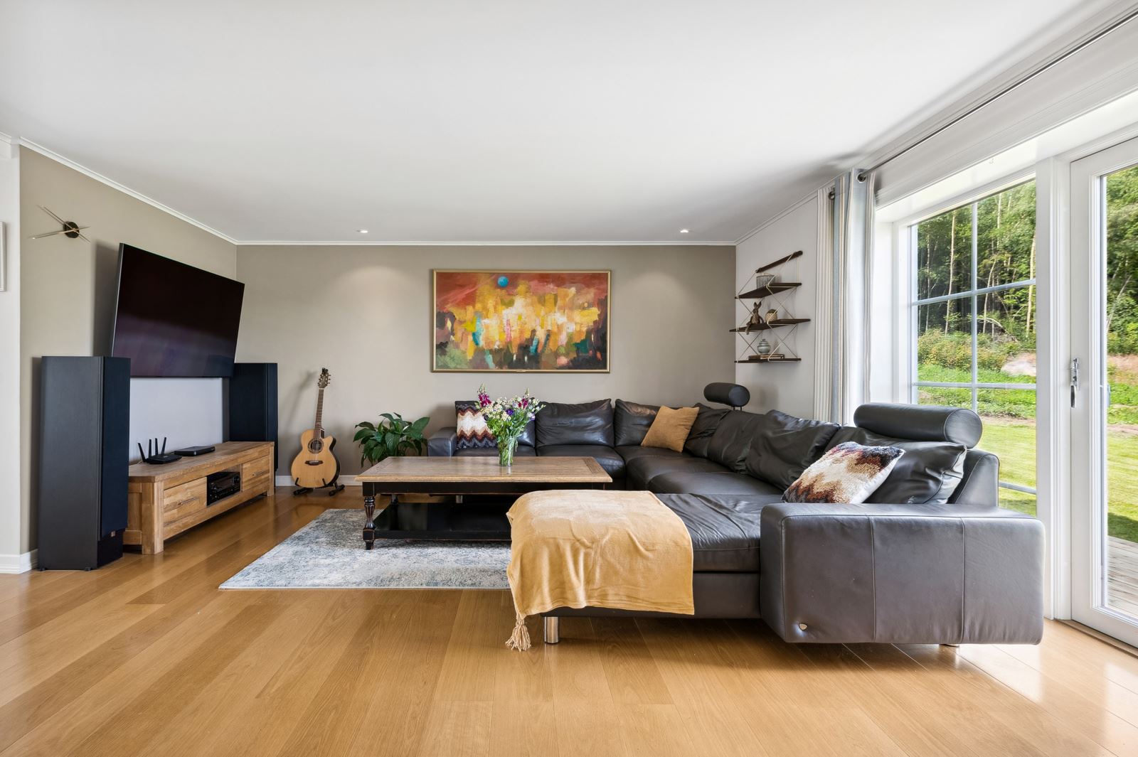 Dagslyset i stuen suppleres ypperlig av downlights i taket.