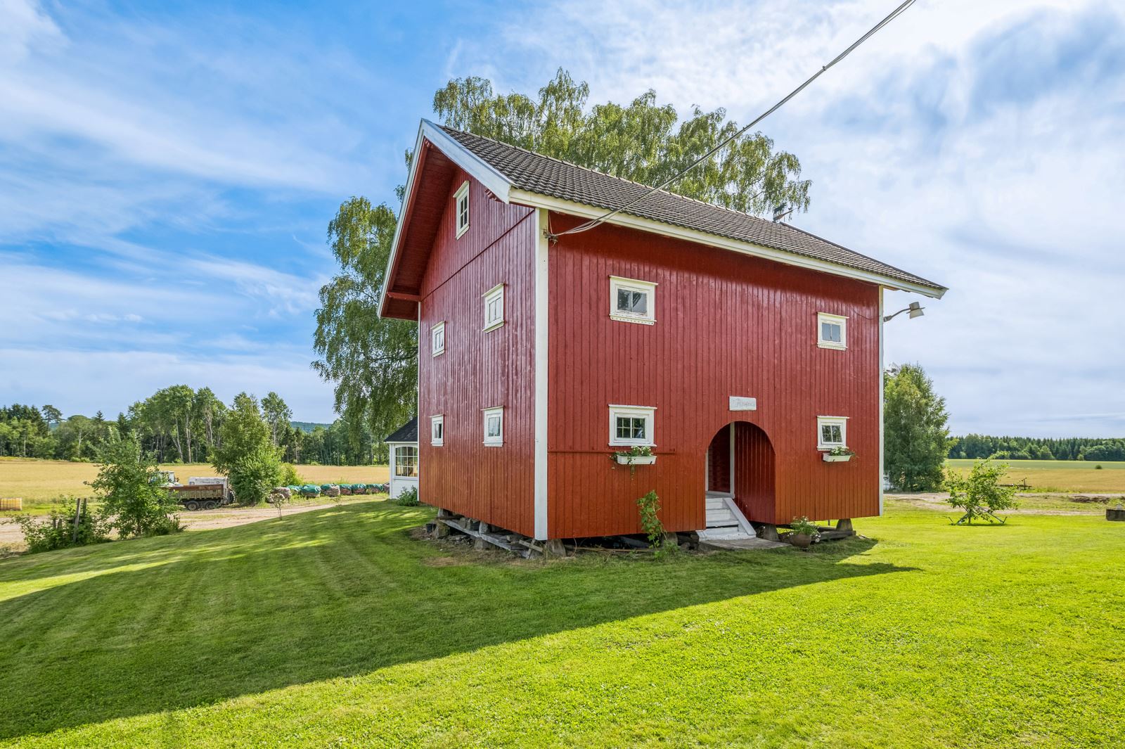 Flott stabburet er nymalt, og ca. 174 kvm er fordelt på tre etasjer.