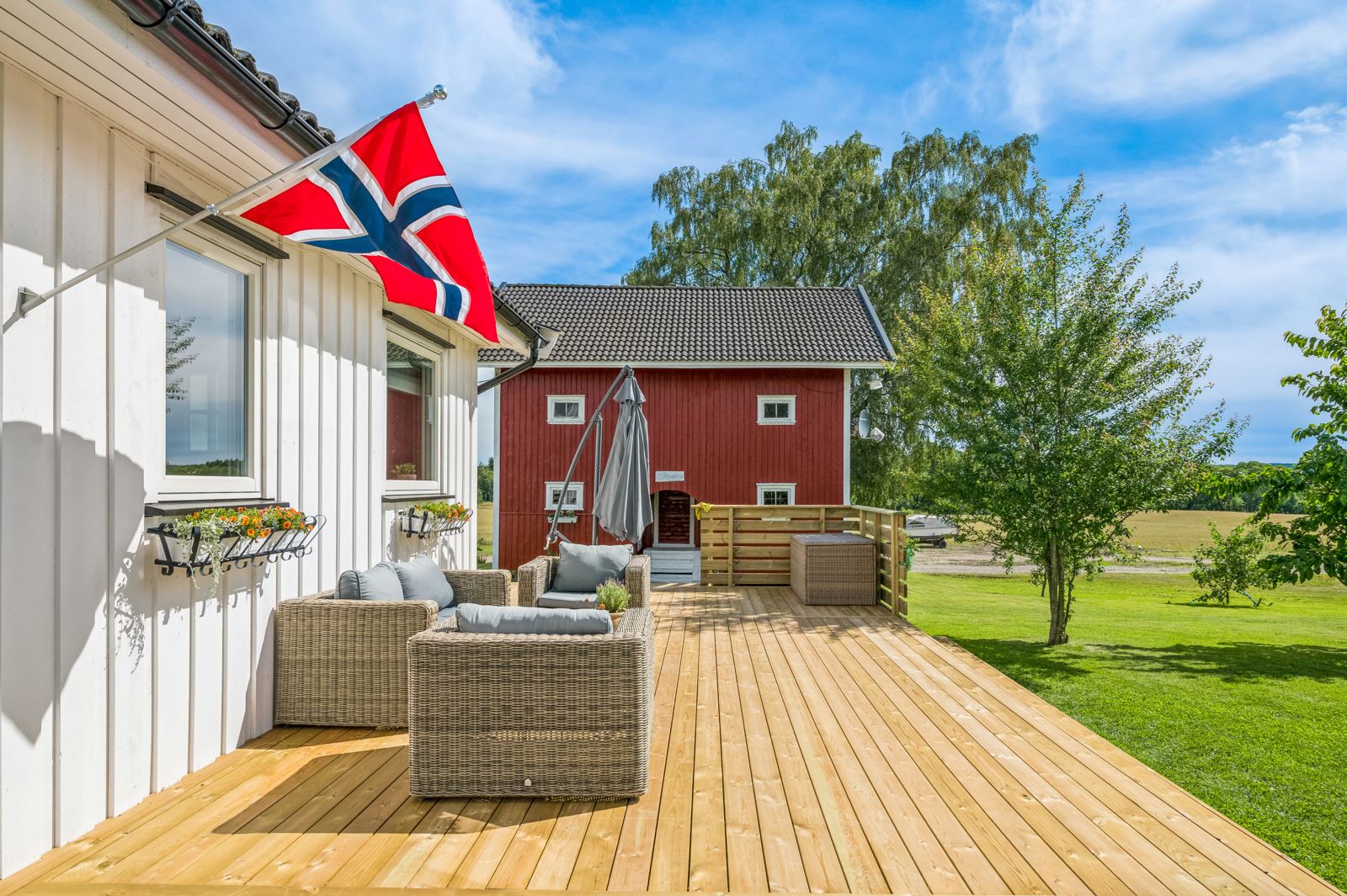 Terrassen innredes enkelt i ulike soner, og innbyr til både stille stunder og lange, sosiale kvelder.