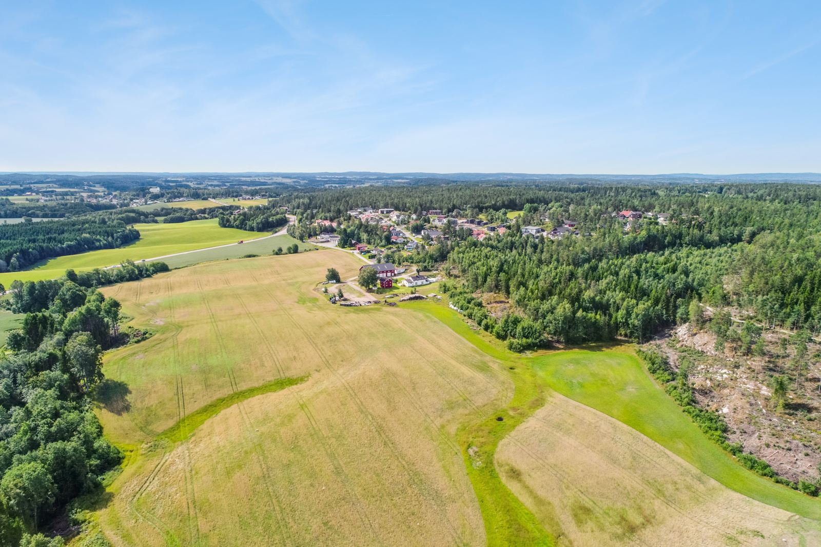 Omgivelsene er fredfulle og naturskjønne, med store åkre og nydelig turterreng året rundt.