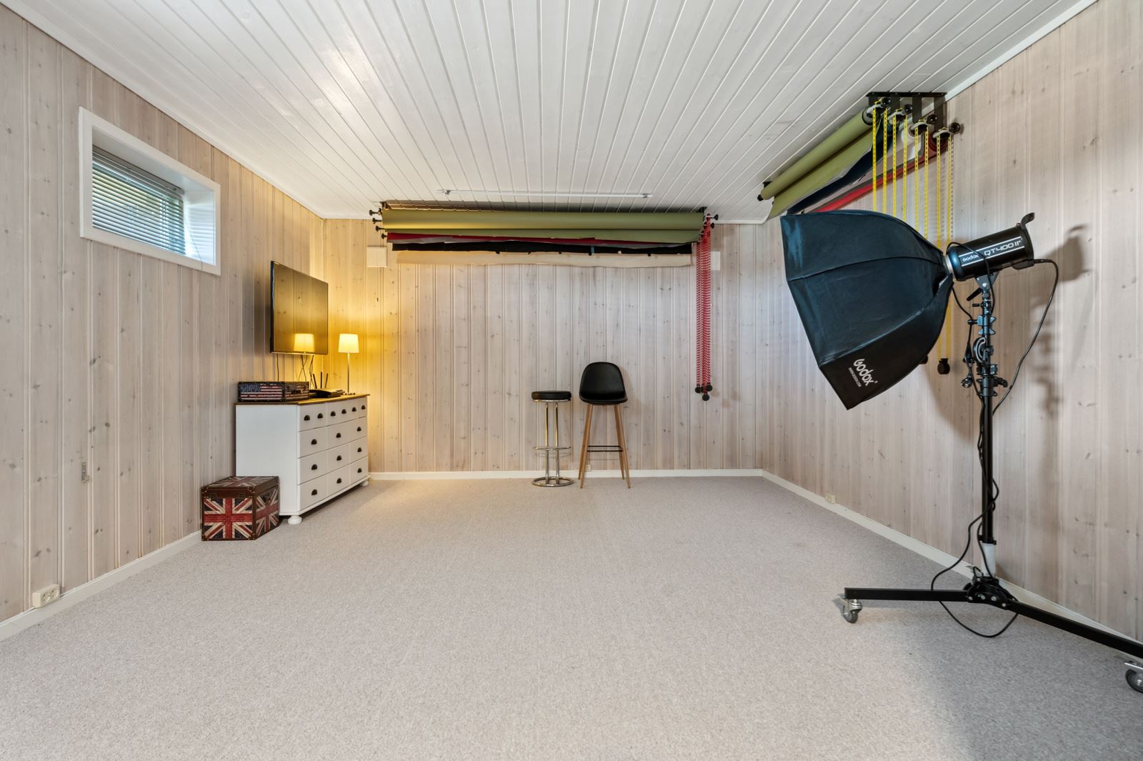 Mot øst har hovedhuset en kjeller, her innredet som fotoatelier