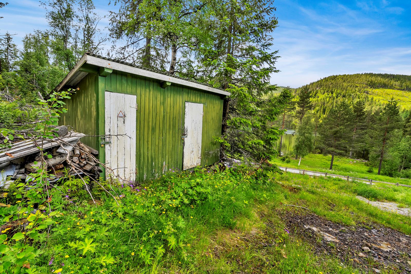 Vedbod og utedo utenfor fritidsboligen 