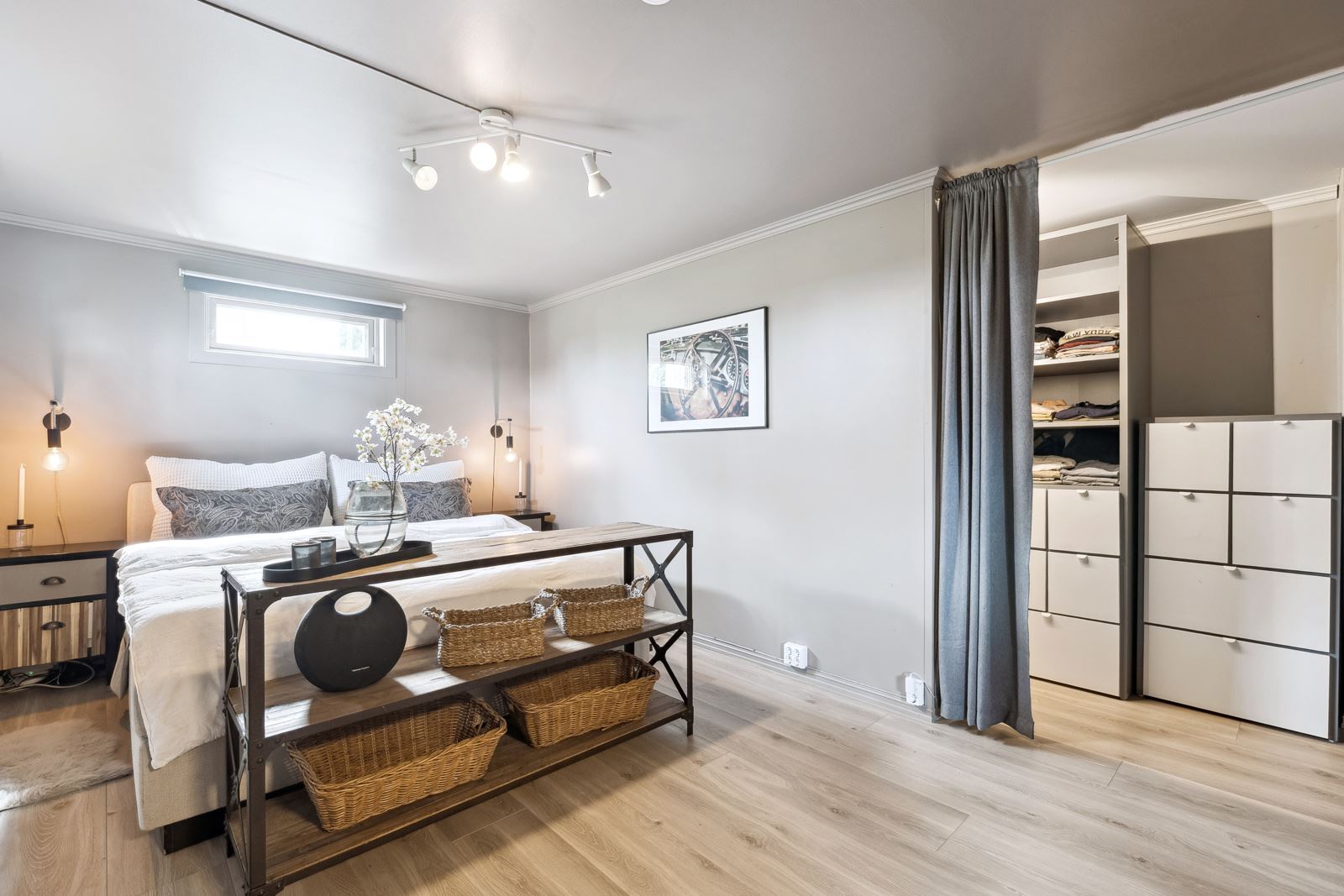 Soverommet i kjelleren er innredet som soverom og walk-in garderobe. Rommet er ikke godkjent for varig opphold.