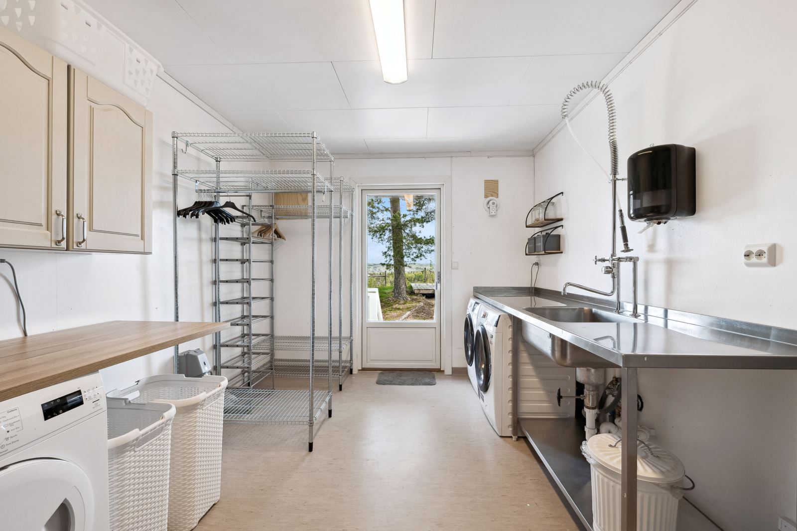 I første etasje er det også et romslig vaskerom med egen inngang